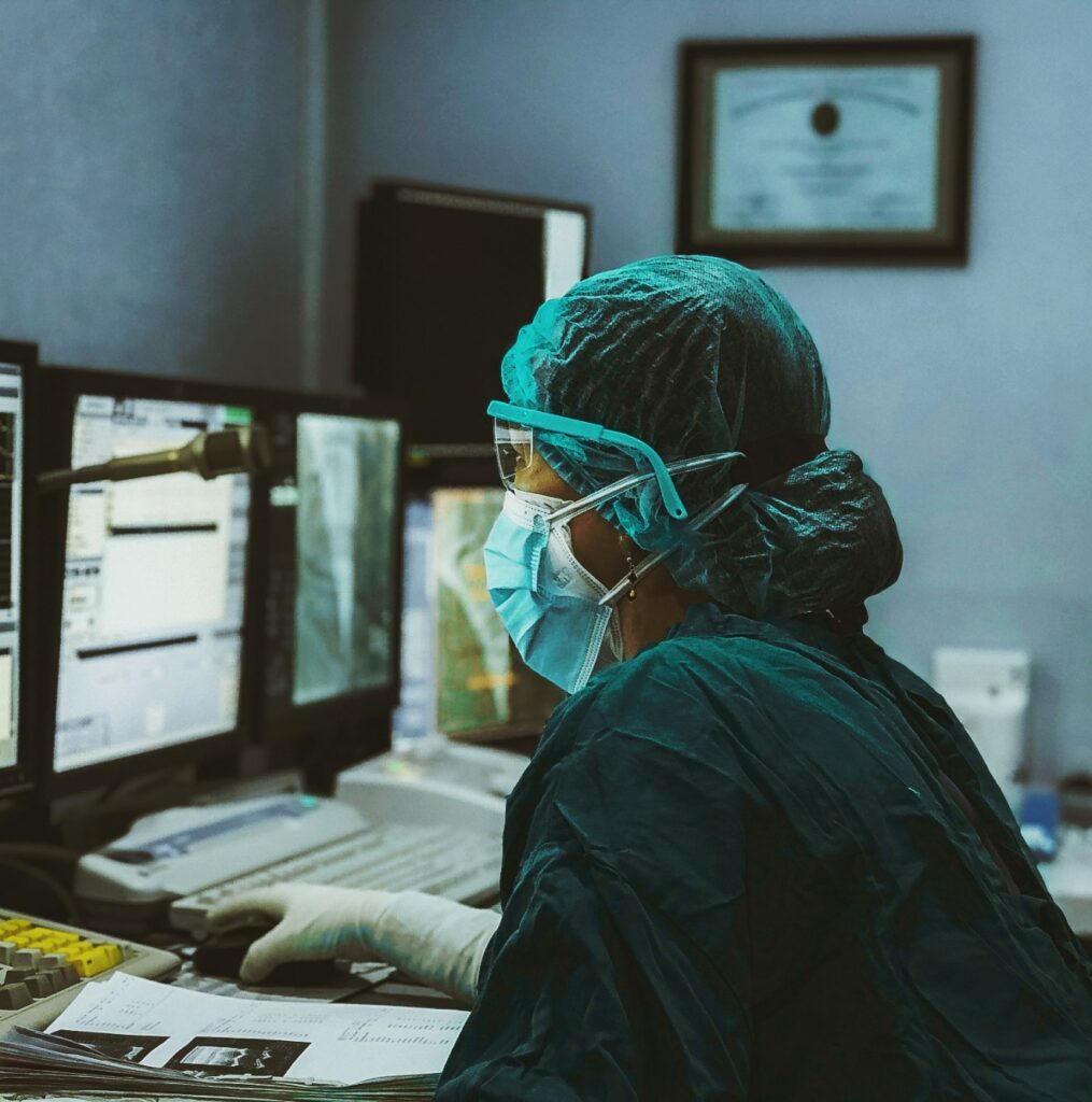 surgeon-monitors-orange-teal-660×666-2x (1)
